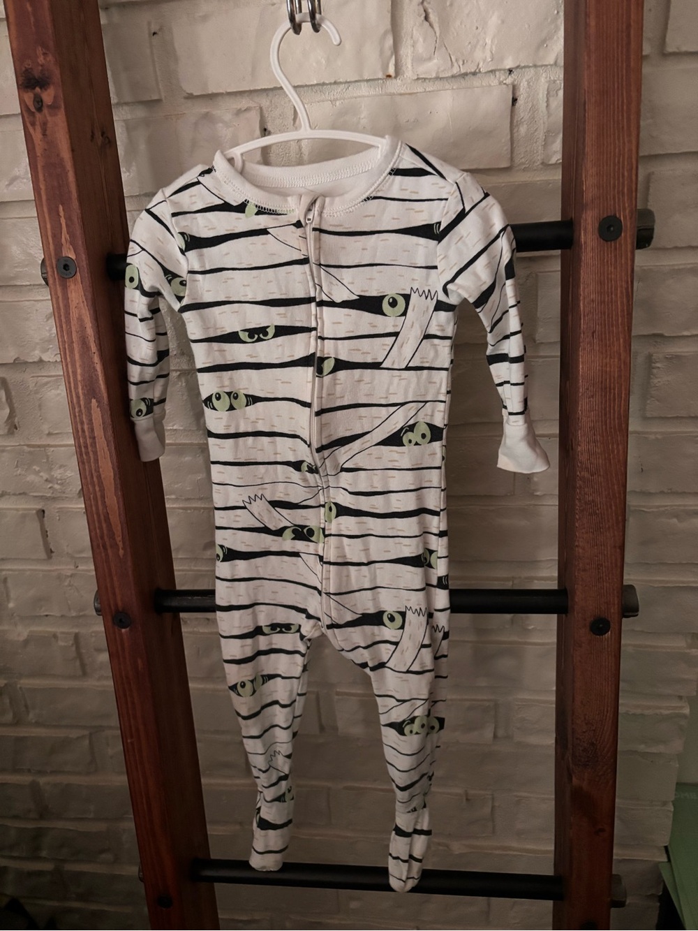 🌻3/$25 🌻 Old Navy White & Black Striped Footie with glowing Green Eyes